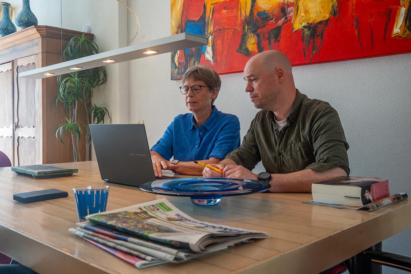 Marcel bespreekt iets op een laptop met een klant